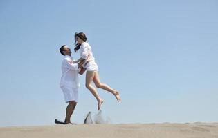 glückliches junges Paar viel Spaß am Strand foto