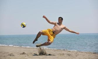 männlicher Beachvolleyballspieler foto