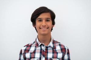 ein Porträt eines jungen attraktiven arabischen Jungen isoliert auf weißem Hintergrund foto