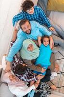 Draufsichtfoto einer arabischen Familie, die im Wohnzimmer eines großen modernen Hauses sitzt. Selektiver Fokus foto