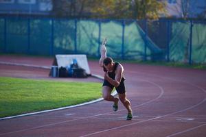 athletischer mann beginnt foto