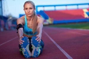 sportliche frau auf sportlicher rennstrecke foto