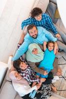 Draufsichtfoto einer arabischen Familie, die im Wohnzimmer eines großen modernen Hauses sitzt. Selektiver Fokus foto