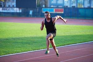 athletischer mann beginnt foto