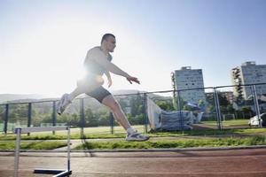 junger Sportler läuft foto