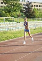 Frau am frühen Morgen Joggen foto