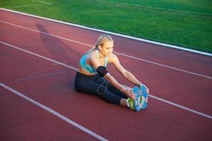 sportliche frau auf sportlicher rennstrecke foto