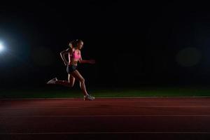 sportliche Frau, die auf der Strecke läuft foto