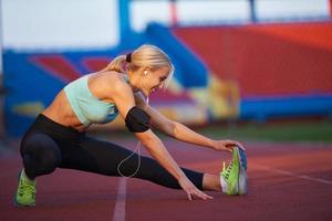 sportliche frau auf sportlicher rennstrecke foto