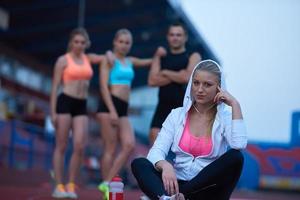 sportliche frau auf sportlicher rennstrecke foto