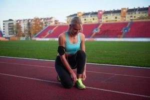 sportliche frau auf sportlicher rennstrecke foto