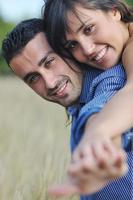 glückliches junges Paar hat romantische Zeit im Freien foto