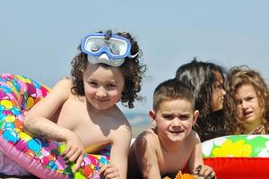 Kindergruppe hat Spaß und spielt mit Strandspielzeug foto