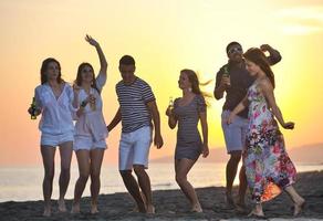 gruppe junger leute genießen sommerfest am strand foto