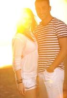 glückliches junges Paar hat romantische Zeit am Strand foto