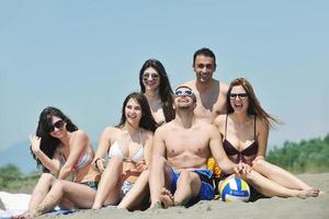 gruppe glücklicher junger leute hat spaß am strand foto