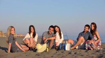 glückliche junge Leute haben Spaß am Strand foto