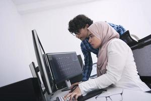 Kreatives Team im modernen Büro foto