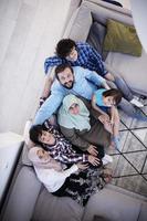 muslimisches familienporträt zu hause draufsicht foto