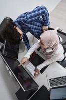 Kreatives Team im modernen Büro foto