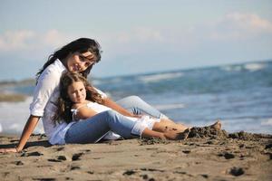 Mutter- und Tochterporträt am Strand foto