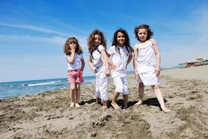 Kinder spielen am Strand foto