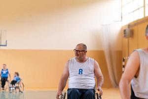 ein Foto eines Kriegsveteranen, der mit einem Team in einer modernen Sportarena Basketball spielt. das Konzept des Sports für Menschen mit Behinderungen