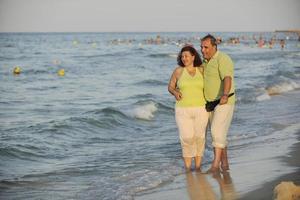 glückliches Seniorenpaar am Strand foto