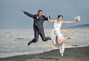 romantische Strandhochzeit bei Sonnenuntergang foto