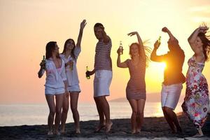 gruppe junger leute genießen sommerfest am strand foto