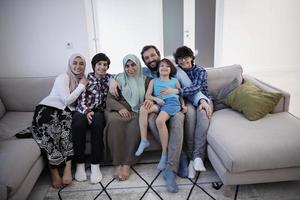 muslimisches familienporträt zu hause foto
