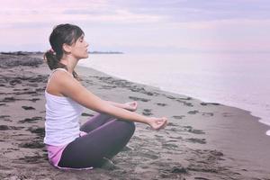 Frauen-Yoga-Strand foto