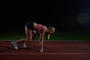 Frau Sprinter Startblöcke verlassen foto