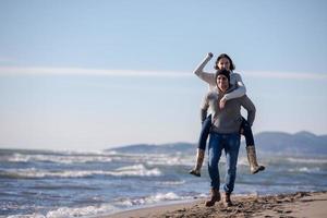 Paar Spaß am Strand im Herbst foto