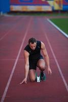 athletischer mann beginnt foto