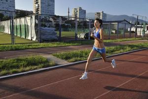 Frau am frühen Morgen Joggen foto