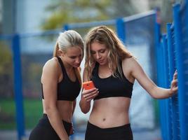 freunde beim training per telefon foto