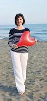 junge Frau am Strand entspannen foto