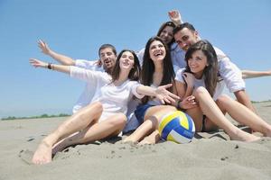 glückliche junge Leute haben Spaß am Strand foto