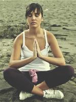 Frauen-Yoga-Strand foto