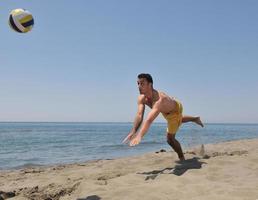 männlicher Beachvolleyballspieler foto