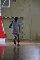 Basketballspieler in der Sporthalle foto