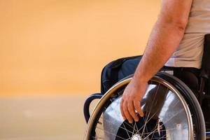 Nahaufnahme von Rollstühlen und behinderten Kriegsveteranen, die auf dem Platz Basketball spielen foto