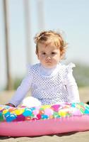 kleines weibliches Kinderporträt am Strand foto