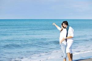 glückliches junges paar hat spaß am schönen strand foto