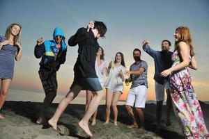 gruppe junger leute genießen sommerfest am strand foto