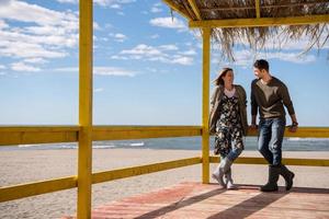 paar chatten und spaß an der strandbar haben foto