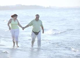 glückliches Seniorenpaar am Strand foto