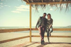 paar chatten und spaß an der strandbar haben foto