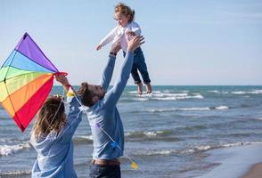 glückliche familie, die urlaub während des herbsttages genießt foto